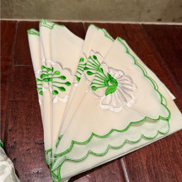 Vintage Green/White Floral Embroidered Tablecloth and 8 Napkins Set - Picture 3 of 4